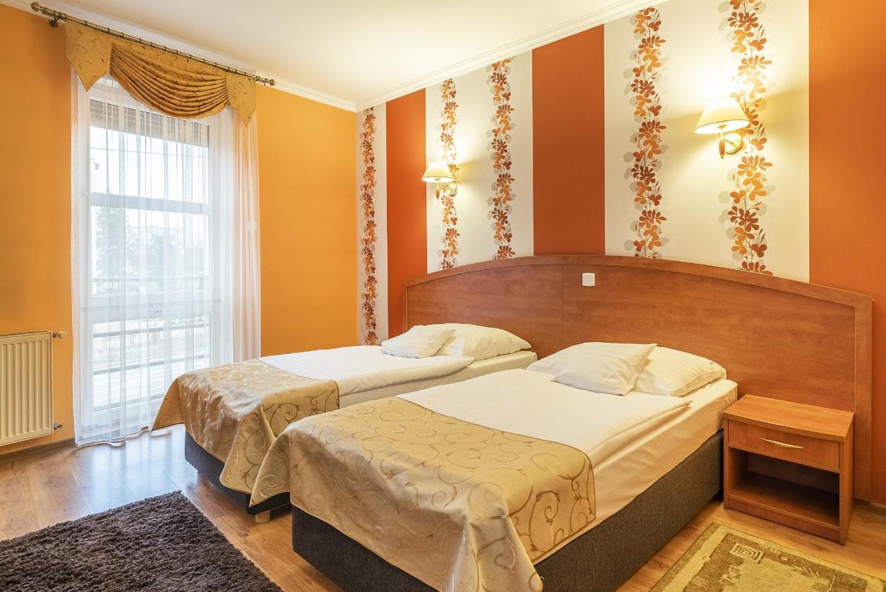 Hotel Doris Oborniki Exterior photo
